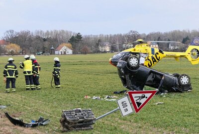 Schwerer Unfall bei Zweenfurth: PKW überschlägt sich - Am Samstagvormittag kam es zu einem schweren Verkehrsunfall, bei dem sich ein PKW überschlug. Foto: Sören Müller