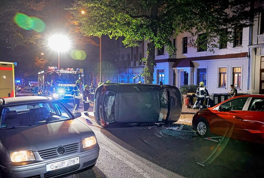 Schwerer Unfall: Fahrerin in PKW eingeklemmt - In Chemnitz kam es in der vergangenen Nacht zu einem Verkehrsunfall. Foto: Harry Härtel/haertelpress