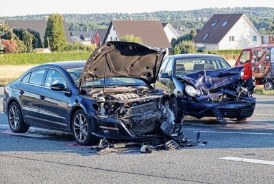 Schwerer Unfall: Frontalzusammenstoß zweier PKW in Chemnitz - Zwei PKW stießen frontal zusammen. Insassen sind schwer verletzt. Foto: Harry Härtel
