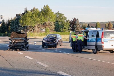 Schwerer Unfall: Frontalzusammenstoß zweier PKW in Chemnitz - Zwei PKW stießen frontal zusammen. Insassen sind schwerverletzt. Foto: Harry Härtel