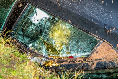 Schwerer Unfall im Erzgebirge: Auto überschlägt sich - Am Mittwoch gegen 17.30 Uhr kam es zu einem schweren Unfall, bei dem sich ein Fahrzeug überschlug. Foto: André März
