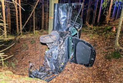 Schwerer Unfall im Erzgebirge: PKW überschlägt sich im Wald und prallt gegen Baum - Der Wagen kollidierte mit einem Straßenschild, hob ab und überschlug sich anschließend im Wald. Foto: André März