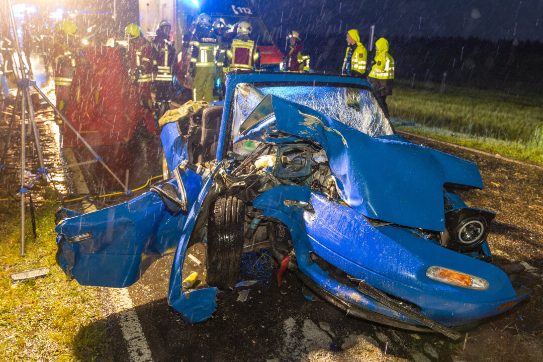 Schwerer Unfall im Vogtland: Fahrer in PKW eingeklemmt - Der PKW knallte gegen einen Baum. Foto: David Rötzschke