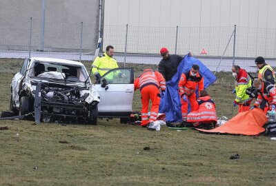 Schwerer Unfall in Callenberg: PKW überschlägt sich mehrfach - Am Dienstagmorgen kam es zu einem schweren Verkehrsunfall in Callenberg. Foto: Andreas Kretschel