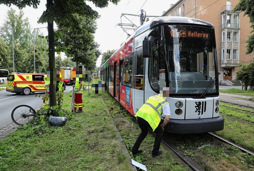 Schwerer Unfall in Dresden: Eine Person lebensgefährlich verletzt - In Dresden kam es zu einem schweren Unfall zwischen einem Radfahrer und einer Straßenbahn.Foto: Roland Halkasch