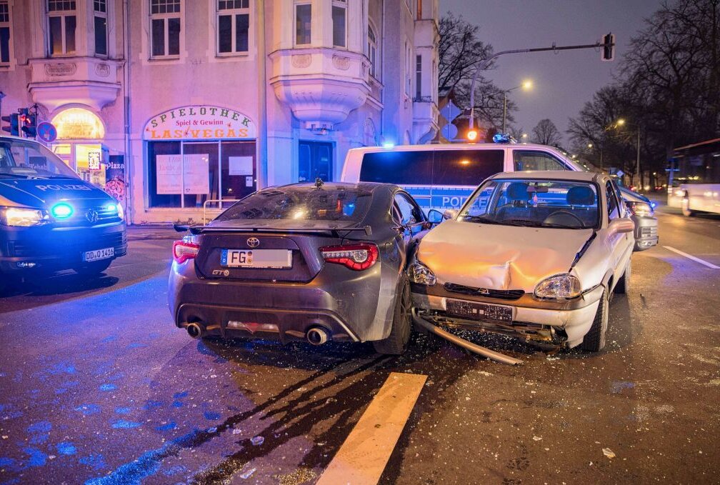 Zu einem schweren Verkehrsunfall kam es am Dienstagnachmittag gegen 16.30 Uhr an der Kreuzung Platz der Oktoberopfer in Freiberg. Foto: Marcel Schlenkrich