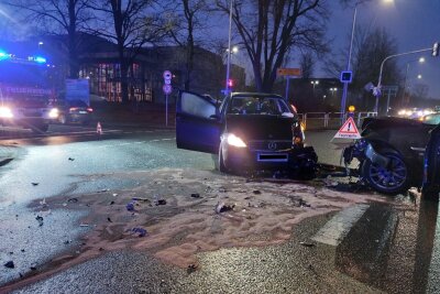 Schwerer Unfall in Freiberg: Zwei Personen verletzt - In Freiberg kam es zu einem schweren Unfall.