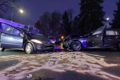 Schwerer Unfall in Freiberg: Zwei Personen verletzt - In Freiberg kam es zu einem schweren Unfall.