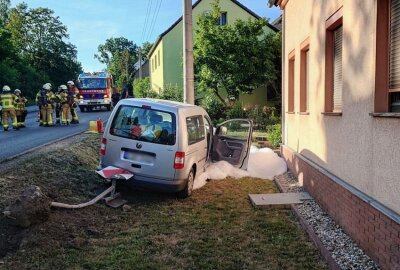 Schwerer Unfall in Grimma: VW Caddy crasht gegen Strommast - Am Sonntagabend crashte ein Caddy gegen einen Strommast in Grimma. Foto: Medienportal Grimma