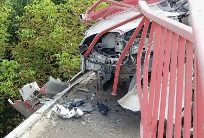 Schwerer Unfall in Leipzig: Auto durchbricht Bahnbrückengeländer - Hier raste ein Auto mit der Front in ein Brückengeländer. Foto: Anke Brod