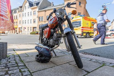 Schwerer Unfall in Lengenfeld: Mopedfahrerin von abbiegendem Skoda übersehen - Ein schwerer Unfall ereignete sich am Sonntag, bei dem eine Person schwer verletzt wurde, Foto: David Rötzschke
