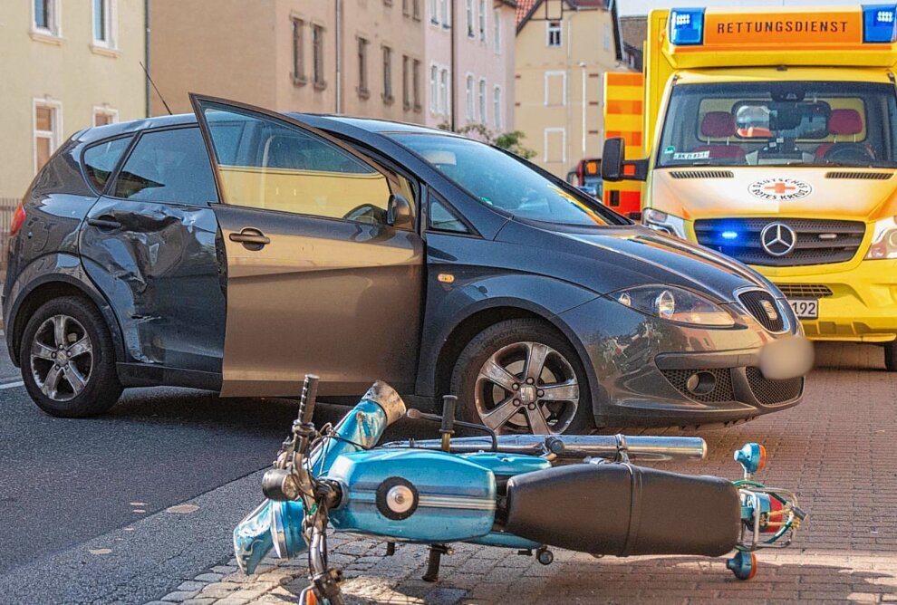 Schwerer Unfall in Zittau: Autofahrer übersieht Moped beim Abbiegen - Verkehrsunfall auf der Löbauer Straße. Foto: xcitepress/tb