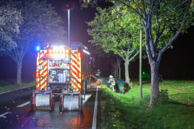 Schwerer Unfall in Zwickau: Auto fliegt auseinander - Das Auto wurde komplett zerstört.