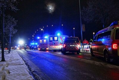 Schwerer Unfall mit fünf Fahrzeugen samt Rettungswagen in Leipzig - Am Dienstag wurde die Feuerwehr und der Rettungsdienst der Stadt Leipzig gegen 18.15 Uhr auf die Torgauerstraße alarmiert. Foto: xcitepress