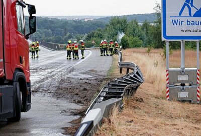 Schwerer Unfall mit Staubildung auf der A4 bei Chemnitz - Auf der A4 kam es zu einem schweren Unfall. Foto: Harry Härtel