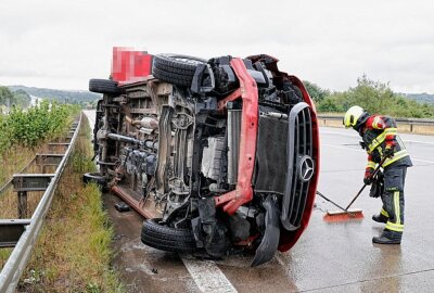 Schwerer Unfall mit Staubildung auf der A4 bei Chemnitz - Auf der A4 kam es zu einem schweren Unfall. Foto: Harry Härtel