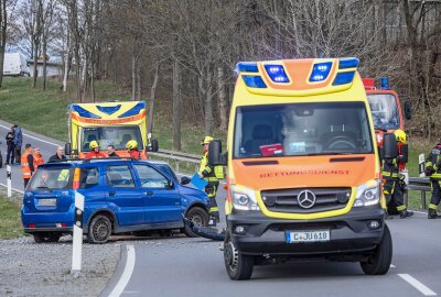 Schwerer Unfall mit vier Autos und fünf Verletzten bei Schlettau - Es ereignete sich ein schwerer Verkehrsunfall am Dienstagnachmittag gegen 15.30 Uhr auf der B 101 zwischen Scheibenberg und Schlettau. Foto: Bernd März