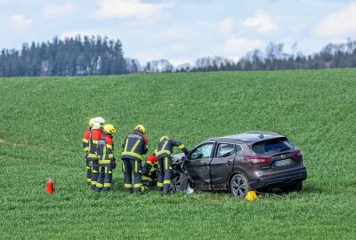 Schwerer Unfall mit vier Autos und fünf Verletzten bei Schlettau - Aus ungeklärter Ursache kollidierten in einer Linkskurve insgesamt vier Fahrzeuge. Foto: Bernd März
