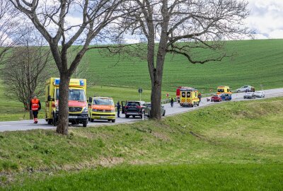 Schwerer Unfall mit vier Autos und fünf Verletzten bei Schlettau -  Die Unfallstelle verteilte sich auf knapp 200 Metern. Foto: Bernd März