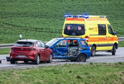 Schwerer Unfall mit vier Autos und fünf Verletzten bei Schlettau -  Die Unfallstelle verteilte sich auf knapp 200 Metern. Foto: Bernd März