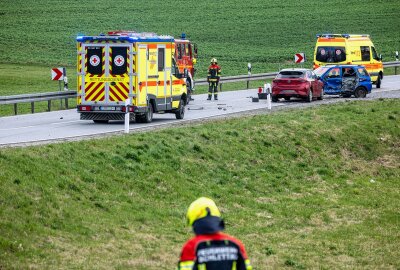 Schwerer Unfall mit vier Autos und fünf Verletzten bei Schlettau - Insgesamt wurden vier Personen leicht- und eine Person schwerverletzt. Foto: Bernd März