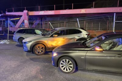 Schwerer Unfall mit vier Fahrzeugen in Mosel: Fahrer muss wiederbelebt werden - Der 59-jährige Mercedesfahrer überholte laut ersten Informationen einen Audi, streifte diesen, und krachte dann ungebremst in zwei weitere geparkte PKW
