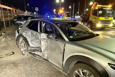 Schwerer Unfall mit vier Fahrzeugen in Mosel: Fahrer muss wiederbelebt werden - Der 59-jährige Mercedesfahrer überholte laut ersten Informationen einen Audi, streifte diesen, und krachte dann ungebremst in zwei weitere geparkte PKW