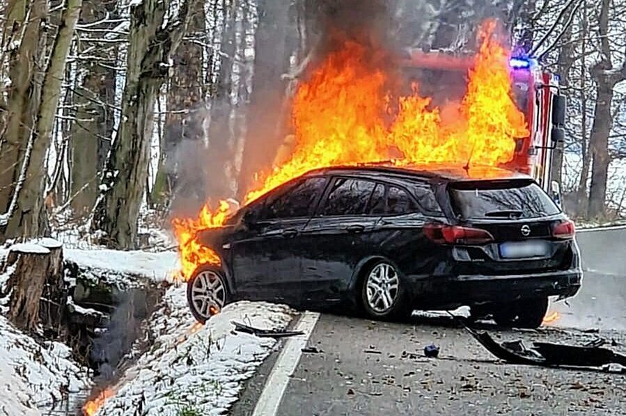 Schwerer Unfall: PKW geht in Flammen auf - PKW geht nach Unfall in Flammen auf. Foto: Sören Müller