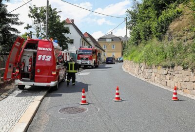 Schwerer Unfall: PKW kollidiert auf S193 mit einem Kleinbus - 29.07.2021: Rabenau kam es gegen 13 Uhr auf der Lindestraße (S 193) zu einem Verkehrsunfall. Zwei PKW kollidierten, drei Personen wurden verletzt. Foto: Roland Halkasch