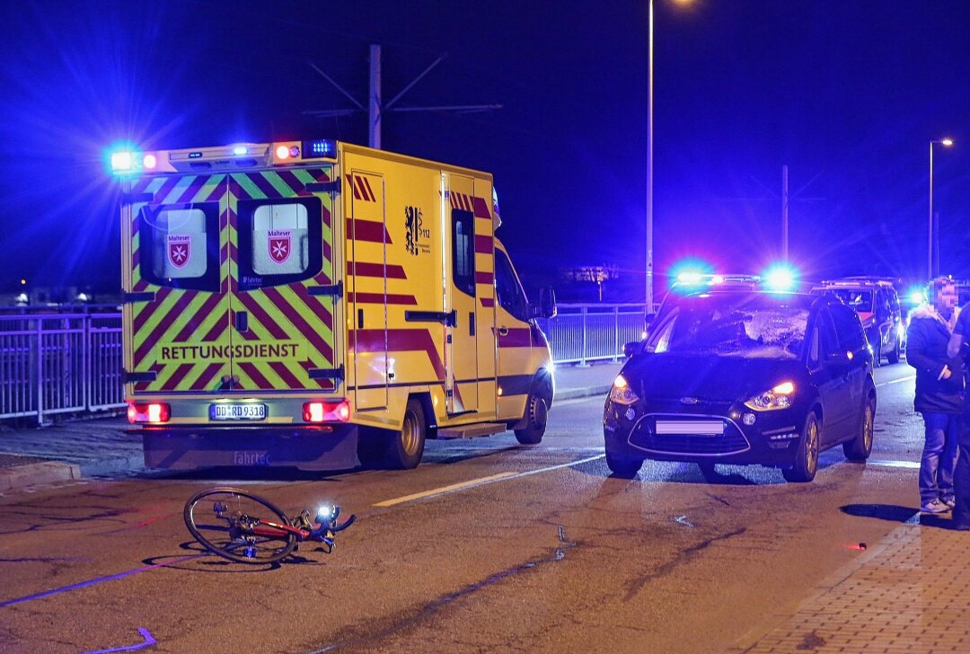 Schwerer Unfall: Radfahrer von betrunkenem Autofahrer erfasst - Am Mittwochabend kam es in Dresden zu einem schweren Unfall zwischen einem PKW und einem Radfahrer. Foto: Roland Halkasch
