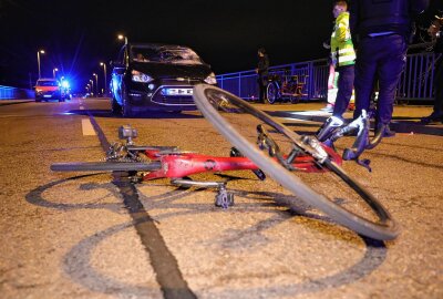 Schwerer Unfall: Radfahrer von betrunkenem Autofahrer erfasst - Am Mittwochabend kam es in Dresden zu einem schweren Unfall zwischen einem PKW und einem Radfahrer. Foto: Roland Halkasch