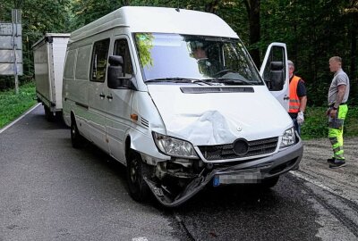 Schwerer Unfall zwischen drei PKW in Rabenstein - 08.09.2021 Auffahrunfall in der Oberfrohnaer Straße. Zwei Personen wurden verletzt.Foto: Harry Haertel