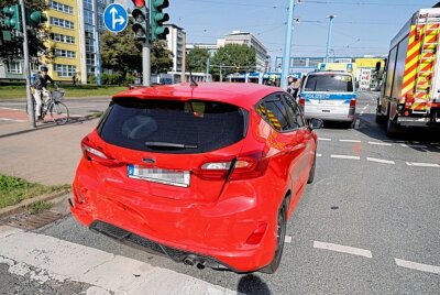 Schwerer Unfall zwischen zwei PKW - 07.09.2021, Chemnitz:  Auffahrunfall auf der Bahnhofstraße.Eine Fahrerin wurde verletzt. Foto: Harry Haertel