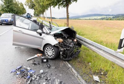 Schwerer Verkehrsunfall auf B101 zwischen Schlettau und Annaberg - Schwerer Verkehrsunfall zwischen Schlettau und Annaberg. Foto: Ronny Küttner