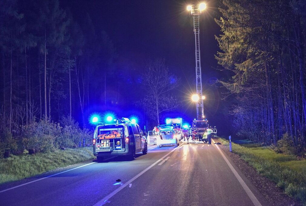 Schwerer Verkehrsunfall auf B171 bei Marienberg: Fußgängerin stirbt - Schwerer Verkehrsunfall auf der  B171 zwischen Marienberg und Wolfsberg. Foto: Blaulicht&Stormchasing