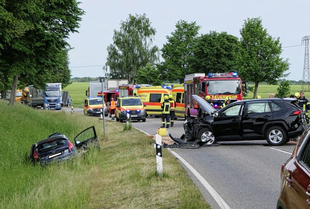 Schwerer Verkehrsunfall auf B176 bei Bad Lausick - Schwerer Unfall auf der B176. Foto: Sören Müller