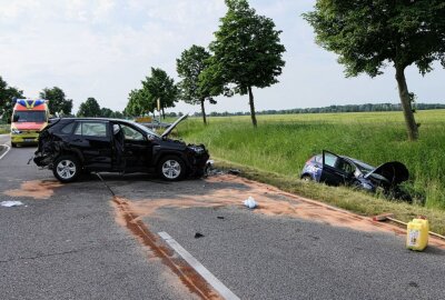 Schwerer Verkehrsunfall auf B176 bei Bad Lausick - Schwerer Unfall auf der B176. Foto: Sören Müller