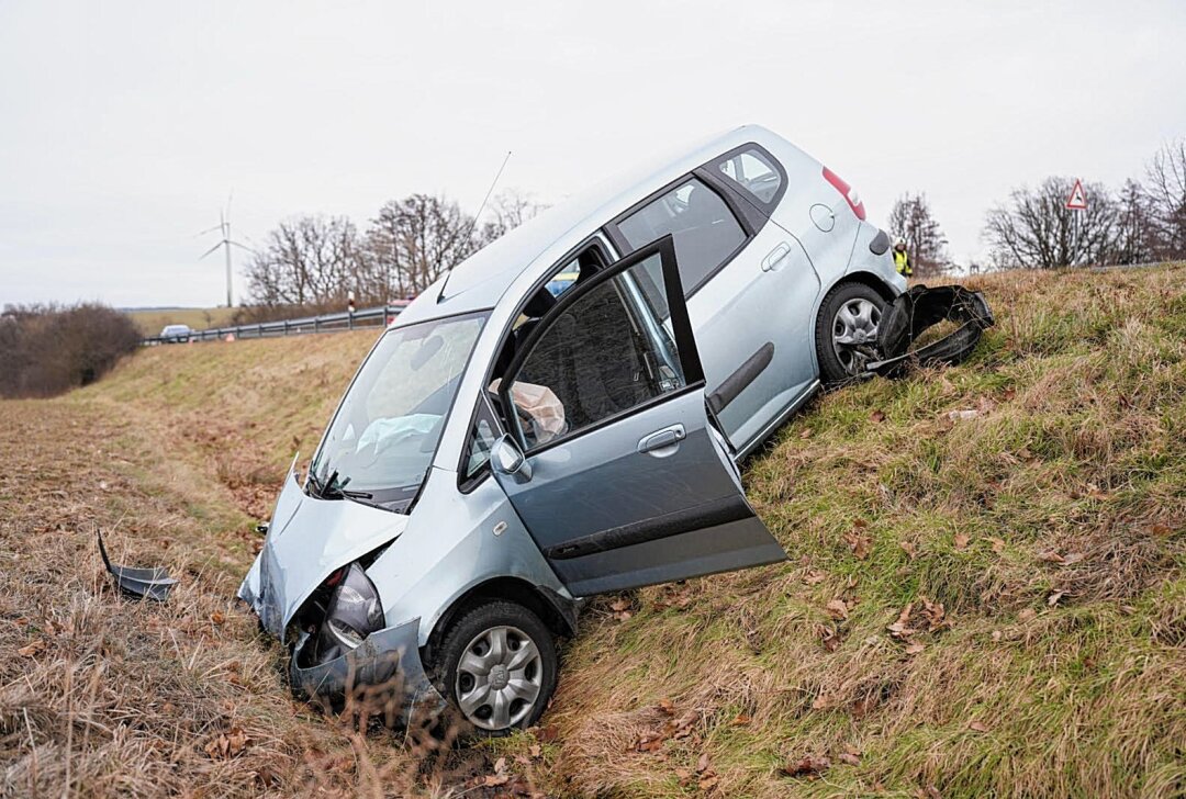 Schwerer Verkehrsunfall auf B6: Honda kollidiert mit Seat und LKW - Schwerer Verkehrsunfall auf B6: Honda kollidiert mit Seat und LKW. Foto: LausitzNews