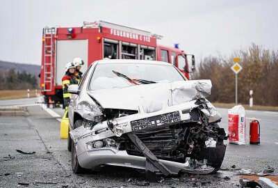Schwerer Verkehrsunfall auf B6: Honda kollidiert mit Seat und LKW - Schwerer Verkehrsunfall auf B6: Honda kollidiert mit Seat und LKW. Foto: LausitzNews