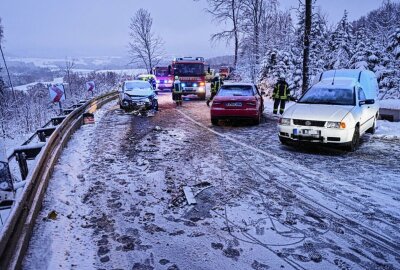 Schwerer Verkehrsunfall auf B96: Mehrere verletzte Personen - Am Dienstagnachmittag ereignete sich auf der B96 zwischen Wurbis und Oppach am "Wurbiser Berg" ein schwerer Verkehrsunfall. Foto: Lausitznews.de/ Jens Kaczmarek