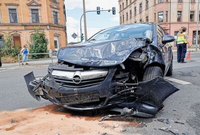 Schwerer Verkehrsunfall auf dem Chemnitzer Sonnenberg - Zu einem Crash kam es heute mittag in Chemnitz. Foto: Harry Härtel