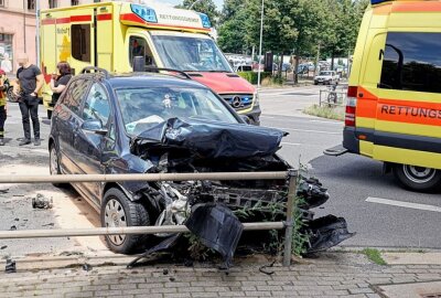 Schwerer Verkehrsunfall auf dem Chemnitzer Sonnenberg - Zu einem Crash kam es heute mittag in Chemnitz. Foto: Harry Härtel