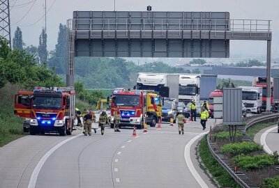 Schwerer Verkehrsunfall auf der A17 Richtung Dresden - keine Sperrung - Der Verkehr wurde an der Unfallstelle vorbei geleitet. Foto: Roland Halkasch