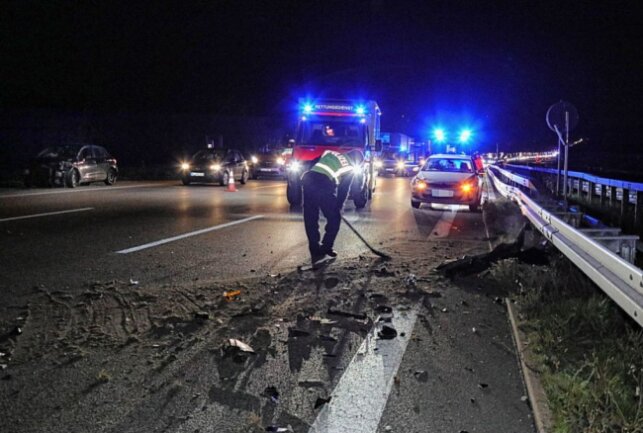 Schwerer Verkehrsunfall auf der A4: Zwei verletzte Personen - Schwerer Verkehrunsunfall mit zwei verletzten Personen verursachen kilometerlangen Stau auf der A4. Foto: Jan Haertel/ChemPic