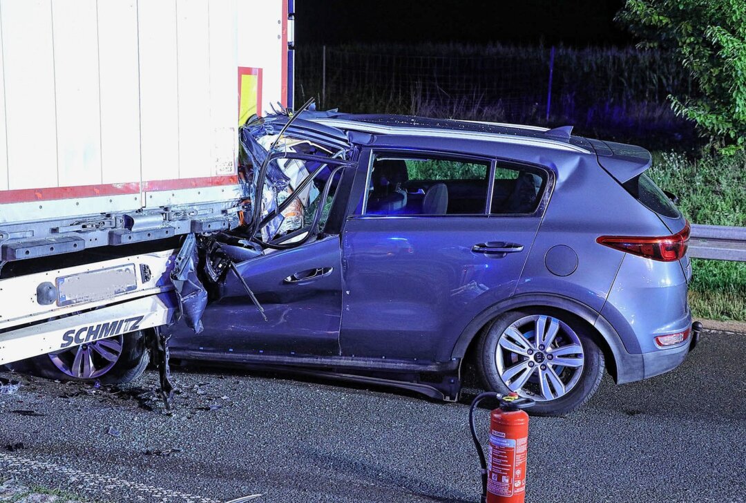 Schwerer Verkehrsunfall auf der A4 - Am Montag kam es gegen 21.55 Uhr auf der A4, zwischen dem Autobahndreieck Nossen und der Anschlussstelle Siebenlehn zu einem Verkehrsunfall. Foto: Roland Halkasch