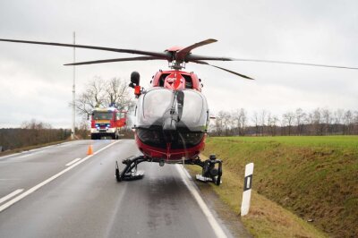 Schwerer Verkehrsunfall auf der B6: Helikopter im Einsatz - Helikopter auf der B6 im Einsatz. Foto: xcitepress