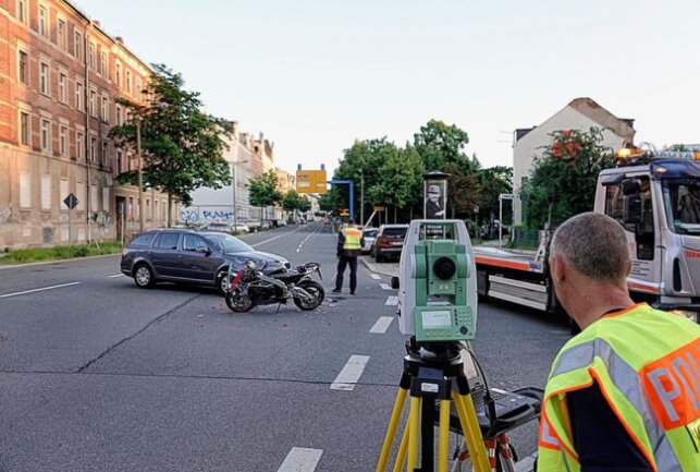 13.06.2021, Chemnitz,Blankenauer Strasse/ Ecke Lohrstrasse: Unfall Skoda und Aprilia der Fahrer wurde verletzt. Foto : Harry Härtel / haertelpress 