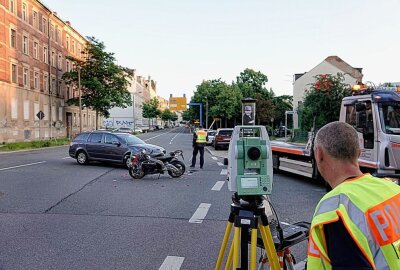 Schwerer Verkehrsunfall auf der Lohrstraße - 13.06.2021, Chemnitz,Blankenauer Strasse/ Ecke Lohrstrasse: Unfall Skoda und Aprilia der Fahrer wurde verletzt. Foto : Harry Härtel / haertelpress 