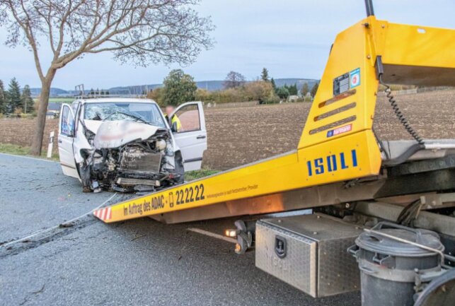 Schwerer Verkehrsunfall auf der S270: Auto fährt frontal gegen Baum - Transporter kollidiert mit Straßenbaum - zwei Verletzte. Foto: André März