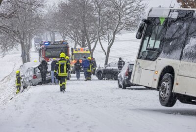 Schwerer Verkehrsunfall aufgrund Winterwetter auf Autobahnzubringer - Erneuter kurzer und intensiver Schneefall sorgt für starke Beeinträchtigungen im Straßenverkehr. Foto: Bernd März